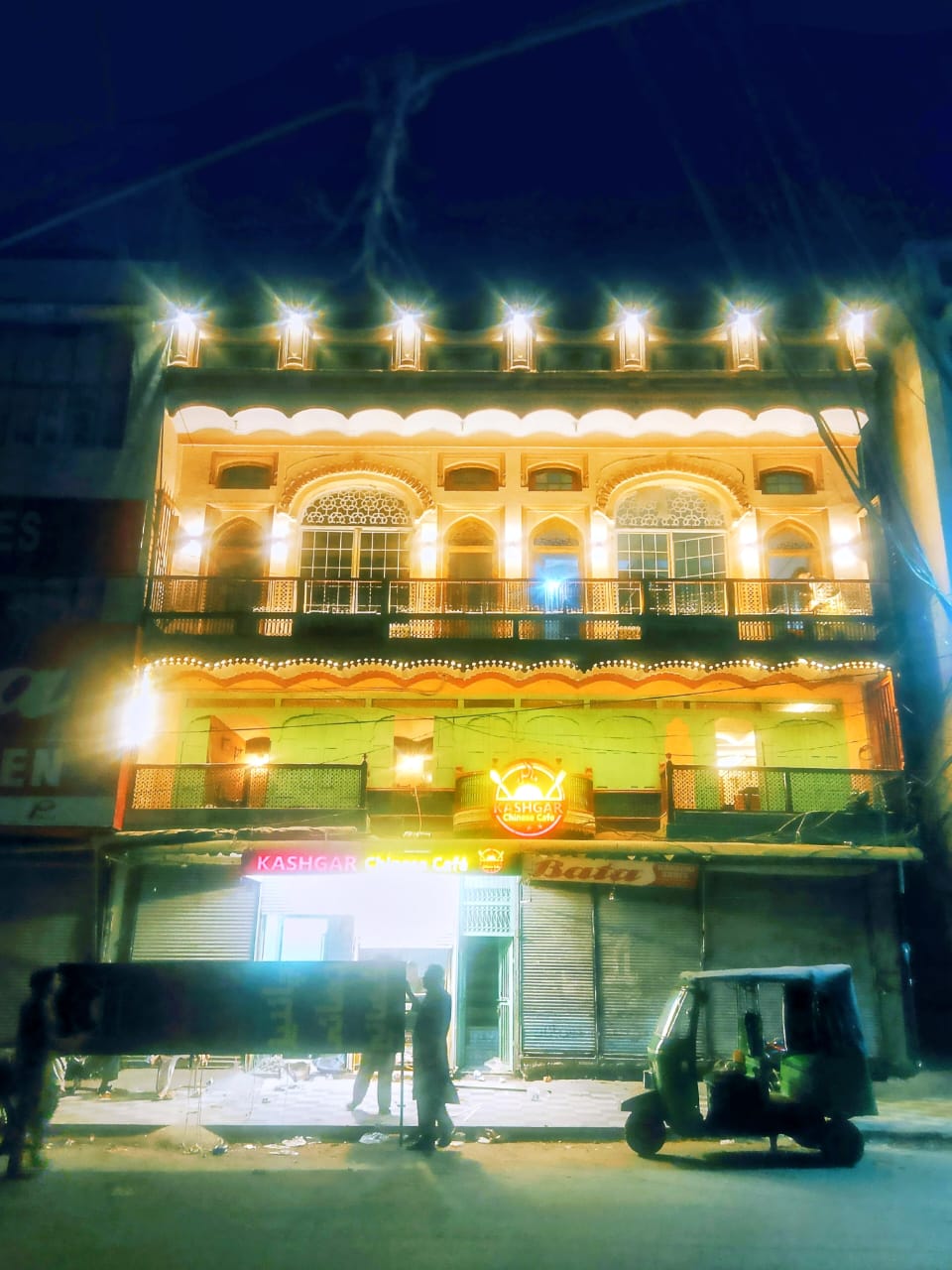 پشاور کے تاریخی بازار مسگراں میں کاشغر چائنیز کیفے کا افتتاح